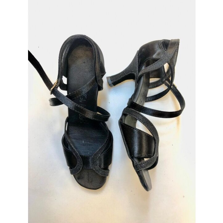 נעלי סלונים שחורות מבית ללושקה
