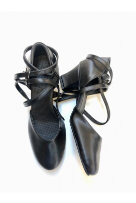 נעלי סלונים שחורות מבית ללושקה